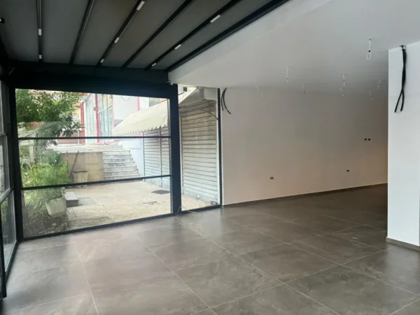 Tirane, jepet me qera ambjent biznesi Kati 0, 120 m² 2.000 € (Kristal Center)