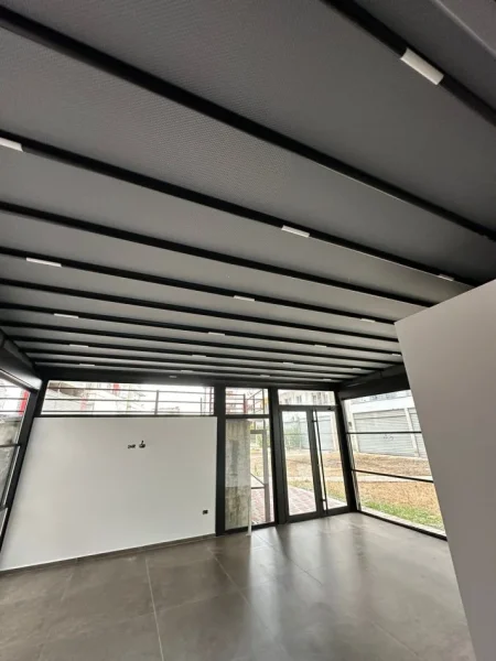 Tirane, jepet me qera ambjent biznesi Kati 0, 120 m² 2.000 € (Kristal Center)