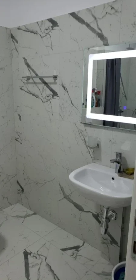 Tirane, jepet me qera apartament 1+1+Ballkon Kati 7, 65 m² 500 € (Xhamllik ,prane disco venue)
