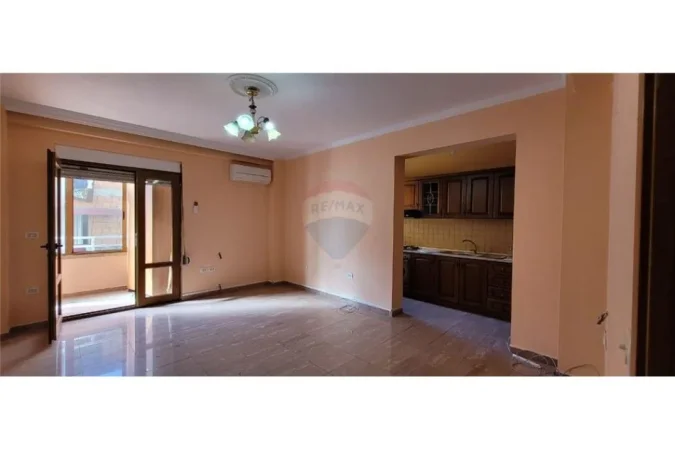 Tirane, jepet me qera zyre Kati 4, 88 m² 470 € (Bulevardi Zogu I - Ministria e Drejtësis)