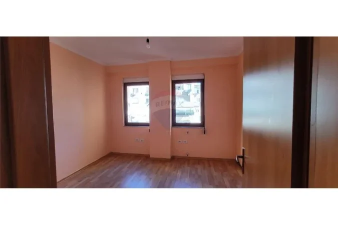 Tirane, jepet me qera zyre Kati 4, 88 m² 470 € (Bulevardi Zogu I - Ministria e Drejtësis)