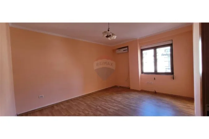 Tirane, jepet me qera zyre Kati 4, 88 m² 470 € (Bulevardi Zogu I - Ministria e Drejtësis)
