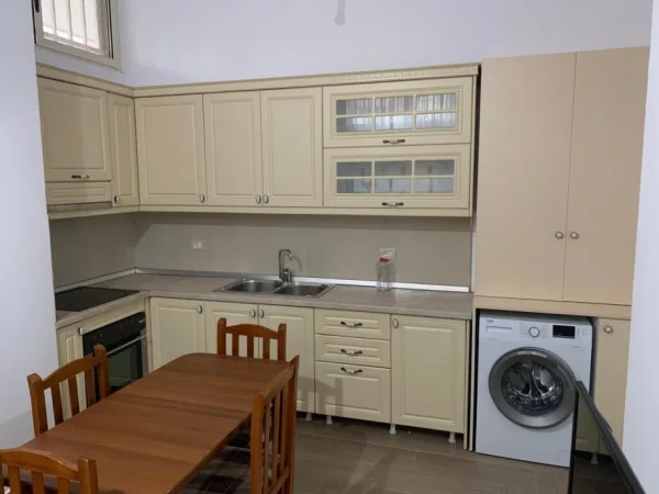 Tirane, jepet me qera apartament 1+1 Kati 1, 350 m² 350 € (5 Maj)