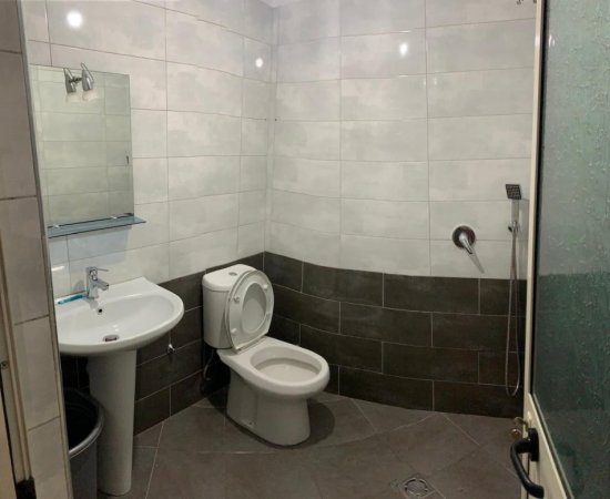 Tirane, jepet me qera apartament 1+1 Kati 1, 350 m² 350 € (5 Maj)