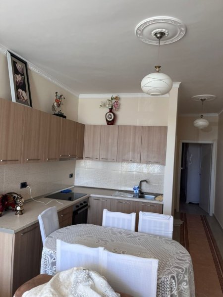 Tirane, jepet me qera apartament 2+1+Ballkon Kati 6, 80 m² 450 € (Kopeshti Botanik, te xhamia)