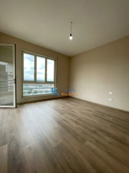 Tirane, jap me qera zyre Kati 7, 147 m² 600 € (Afer Stacionit te Trenit)