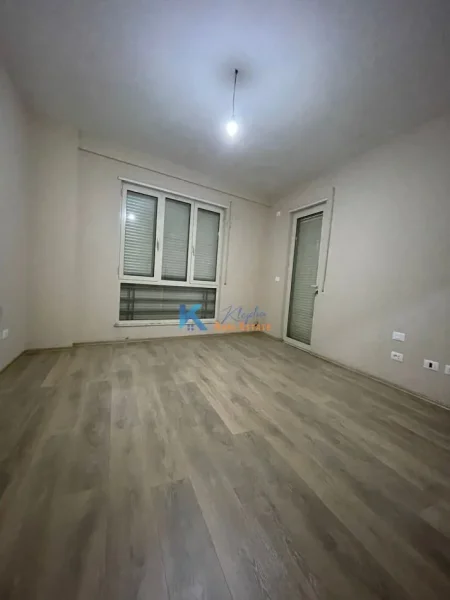 Tirane, jap me qera zyre Kati 7, 147 m² 600 € (Afer Stacionit te Trenit)