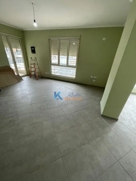 Tirane, jap me qera zyre Kati 7, 147 m² 600 € (Afer Stacionit te Trenit)