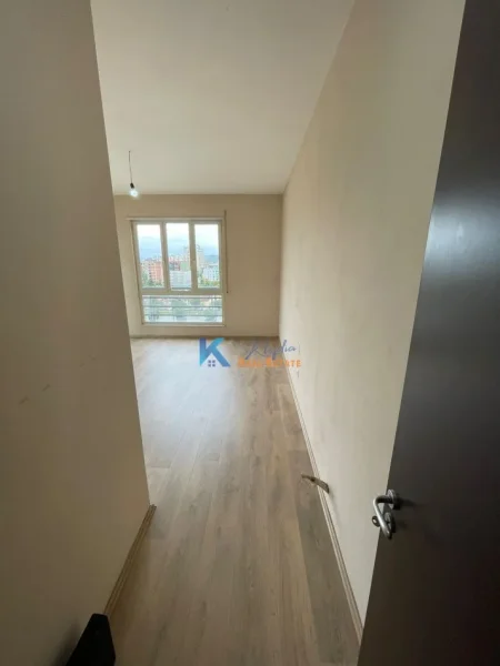 Tirane, jap me qera zyre Kati 7, 147 m² 600 € (Afer Stacionit te Trenit)