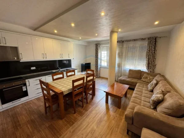 Tirane, jepet me qera apartament 2+1+Ballkon Kati 3, 95 m² 420 € (5 Maji)