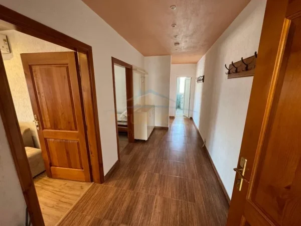 Tirane, jepet me qera apartament 2+1+Ballkon Kati 3, 95 m² 420 € (5 Maji)