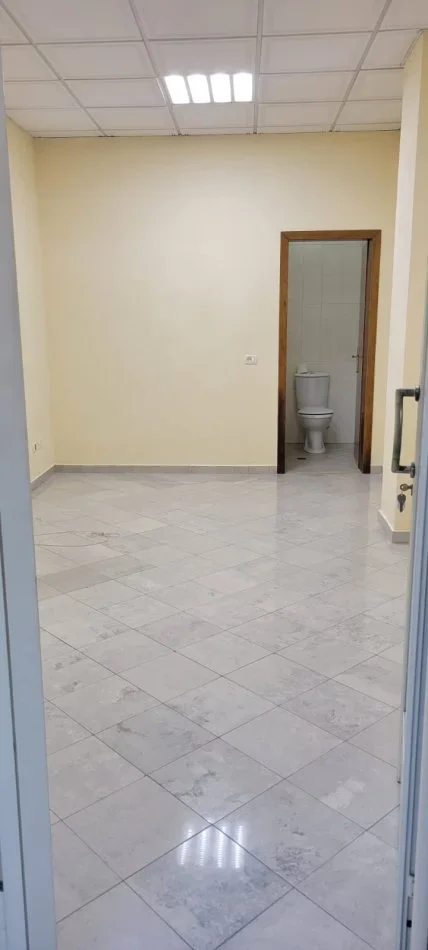 Durres, jepet me qera zyre Kati 0, 20 m² 220 € (Durres)