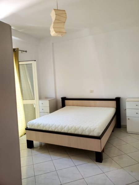 Tirane, jepet me qera apartament 3+1+Ballkon Kati 3, 150 m² 500 € (SELITE)
