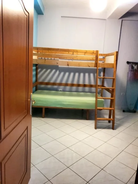 Tirane, jepet me qera apartament 3+1+Ballkon Kati 3, 150 m² 500 € (SELITE)
