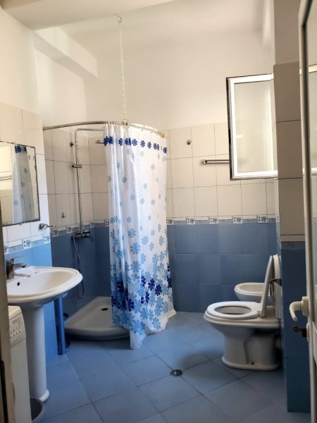 Tirane, jepet me qera apartament 3+1+Ballkon Kati 3, 150 m² 500 € (SELITE)