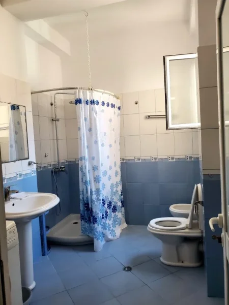 Tirane, jepet me qera apartament 3+1+Ballkon Kati 3, 150 m² 500 € (SELITE)