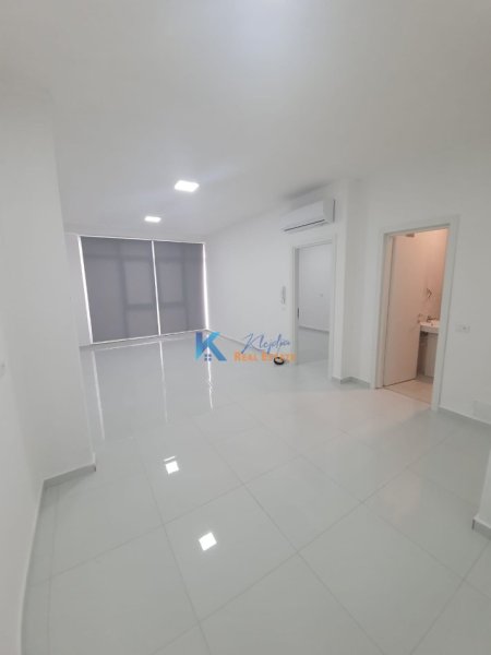 Tirane, jap me qera zyre Kati 2, 105 m² 800 € (Komuna e Parisit, Kompleksi Kika)