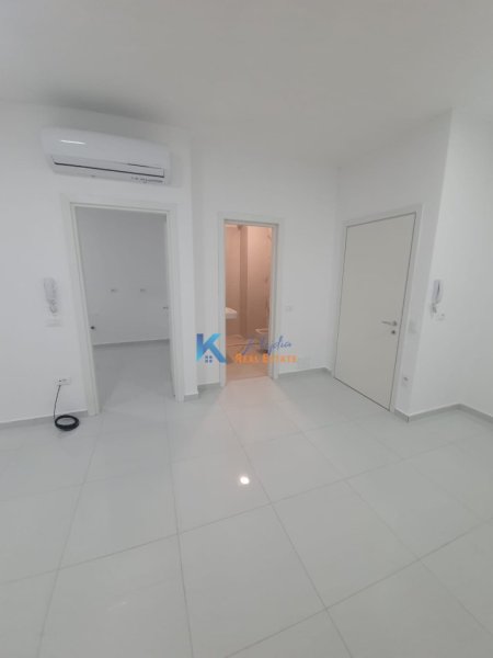 Tirane, jap me qera zyre Kati 2, 105 m² 800 € (Komuna e Parisit, Kompleksi Kika)