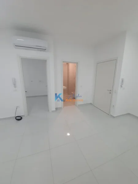 Tirane, jap me qera zyre Kati 2, 105 m² 800 € (Komuna e Parisit, Kompleksi Kika)