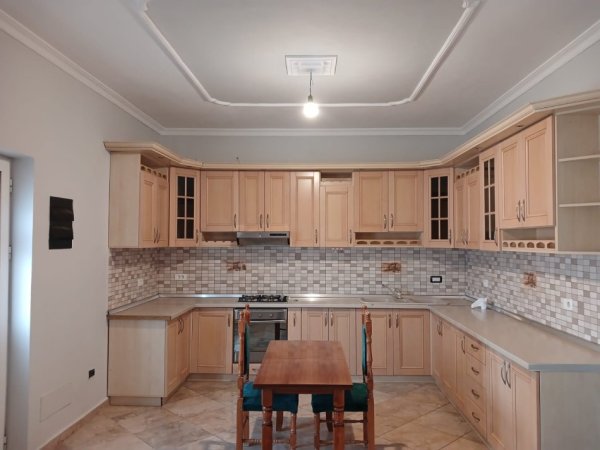 Tirane, jepet me qera apartament 2+1 Kati 2, 120 m² 500 € (Kodra Priftit)