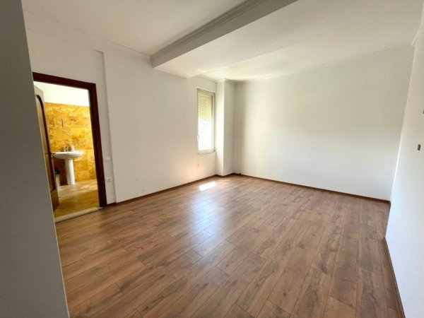 Tirane, shitet apartament 2+1+Ballkon Kati 8, 127 m² (Bllok)