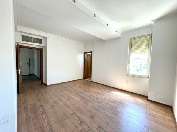 Tirane, shitet apartament 2+1+Ballkon Kati 8, 127 m² (Bllok)