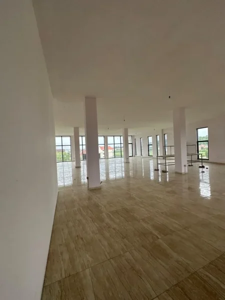 Tirane, jepet me qera ambjent biznesi Kati 3, 1.500 m² 2.500 € (Laknas)