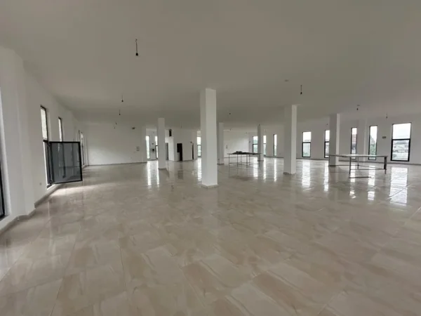 Tirane, jepet me qera ambjent biznesi Kati 3, 1.500 m² 2.500 € (Laknas)