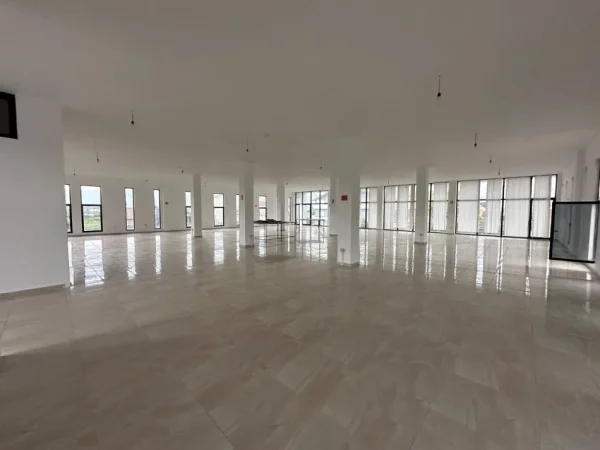 Tirane, jepet me qera ambjent biznesi Kati 3, 1.500 m² 2.500 € (Laknas)