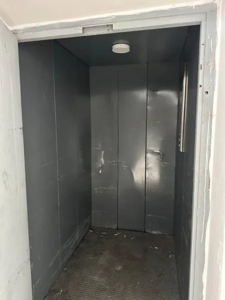 Tirane, jepet me qera ambjent biznesi Kati 3, 1.500 m² 2.500 € (Laknas)