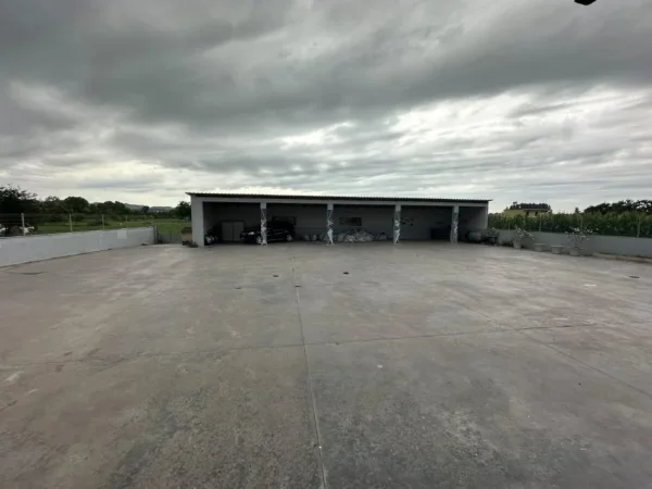 Tirane, jepet me qera ambjent biznesi Kati 3, 1.500 m² 2.500 € (Laknas)