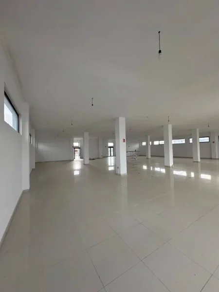 Tirane, jepet me qera ambjent biznesi Kati 3, 1.500 m² 2.500 € (Laknas)
