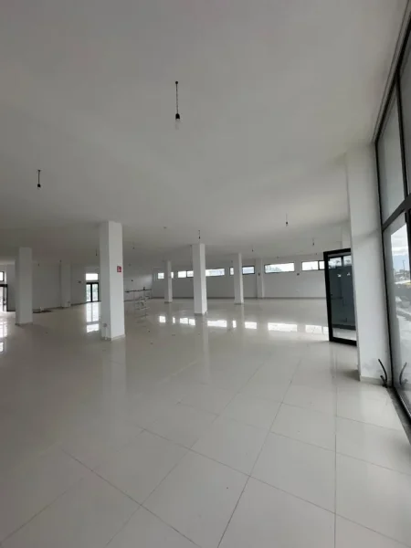Tirane, jepet me qera ambjent biznesi Kati 3, 1.500 m² 2.500 € (Laknas)