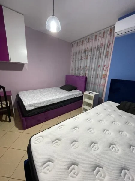 Tirane, jepet me qera apartament 2+1+Ballkon Kati 5, 80 m² 600 € (Stacioni i trenit)