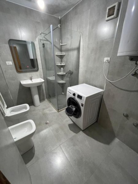 Tirane, jepet me qera apartament 2+1+Ballkon Kati 5, 80 m² 600 € (Stacioni i trenit)