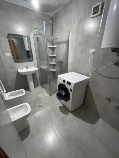 Tirane, jepet me qera apartament 2+1+Ballkon Kati 5, 80 m² 600 € (Stacioni i trenit)