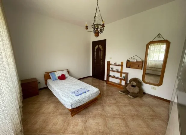 Tirane, jepet me qera shtepi 2+1+Ballkon Kati 2, 100 m² 350 € (Kodra e Priftit , prane shkolles mrekullia)