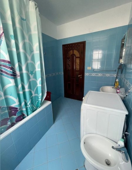 Tirane, jepet me qera shtepi 2+1+Ballkon Kati 2, 100 m² 350 € (Kodra e Priftit , prane shkolles mrekullia)
