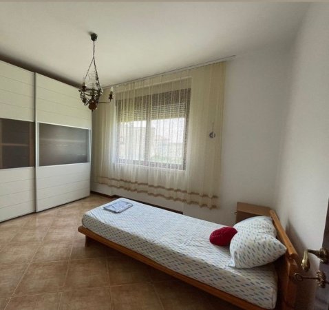 Tirane, jepet me qera shtepi 2+1+Ballkon Kati 2, 100 m² 350 € (Kodra e Priftit , prane shkolles mrekullia)