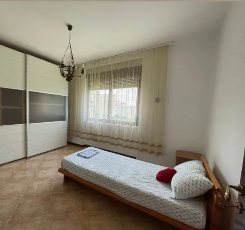 Tirane, jepet me qera shtepi 2+1+Ballkon Kati 2, 100 m² 350 € (Kodra e Priftit , prane shkolles mrekullia)