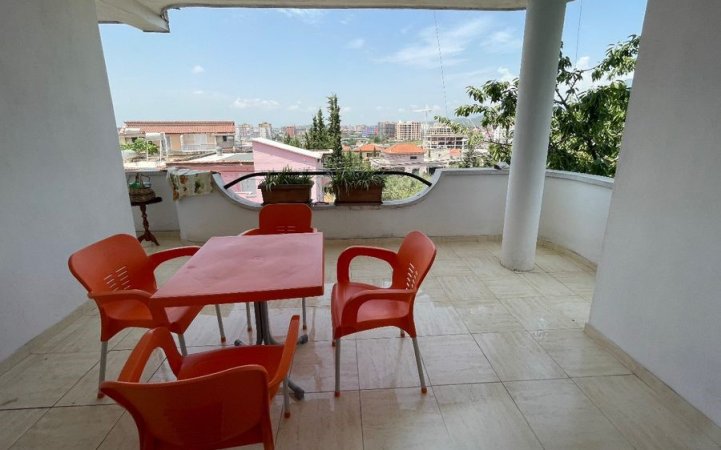 Tirane, jepet me qera shtepi 2+1+Ballkon Kati 2, 100 m² 350 € (Kodra e Priftit , prane shkolles mrekullia)