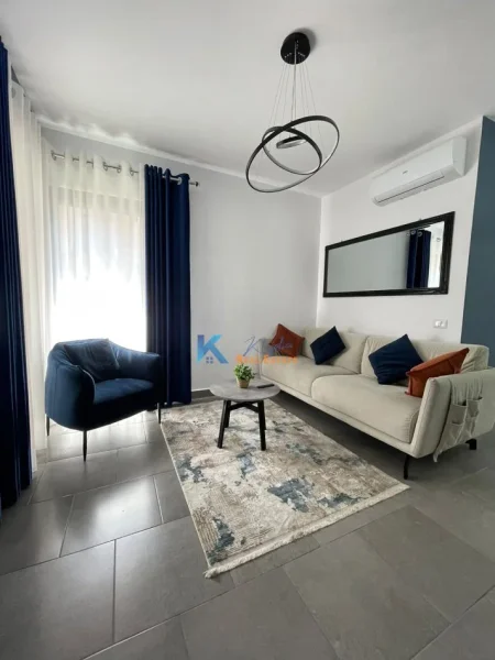 Tirane, jepet me qera apartament 1+1 Kati 2, 60 m² 650 € (21 Dhjetori, afer hotel Mondial)