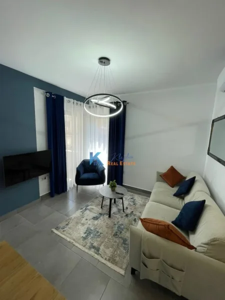 Tirane, jepet me qera apartament 1+1 Kati 2, 60 m² 650 € (21 Dhjetori, afer hotel Mondial)