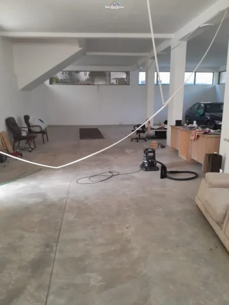 Tirane, jepet me qera ambjent biznesi Kati 0, 150 m² 800 € (rruga bardhyl)