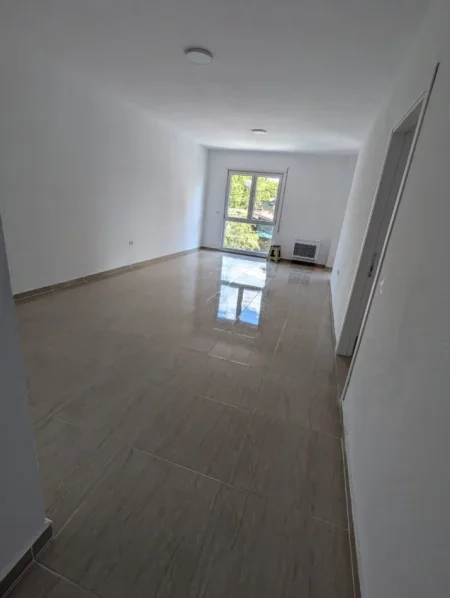 Tirane, jepet me qera apartament 2+1 Kati 2, 114 m² 600 € (ALI DEMI)