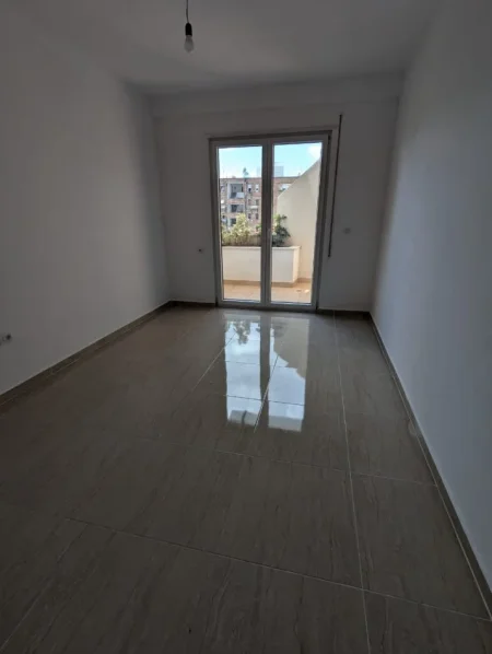 Tirane, jepet me qera apartament 2+1 Kati 2, 114 m² 600 € (ALI DEMI)