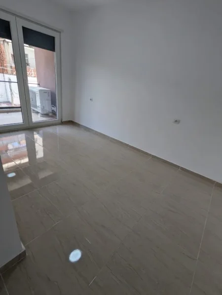 Tirane, jepet me qera apartament 2+1 Kati 2, 114 m² 600 € (ALI DEMI)