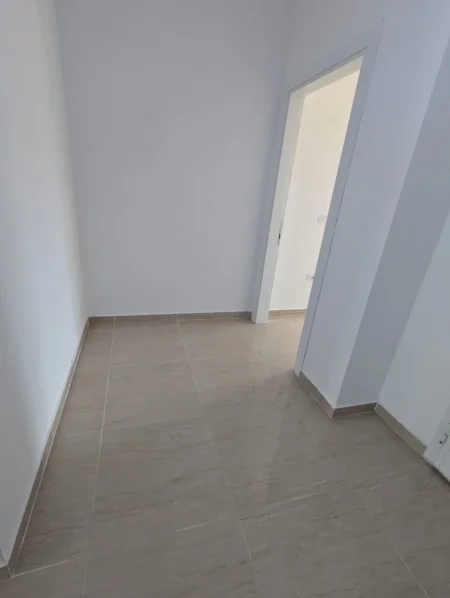 Tirane, jepet me qera apartament 2+1 Kati 2, 114 m² 600 € (ALI DEMI)