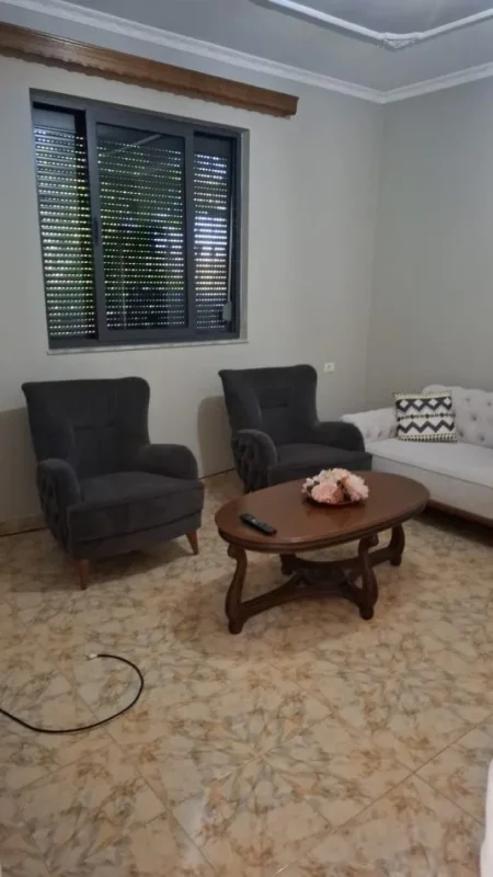 Tirane, jepet me qera apartament 2+1 Kati 1, 180 m² 450 € (Allias)