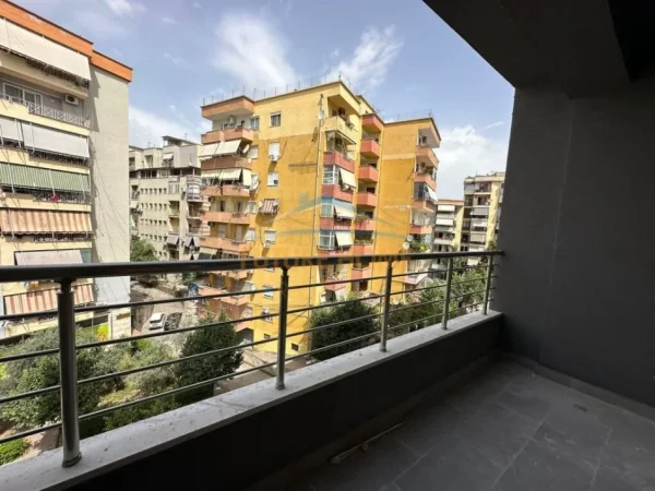 Tirane, jepet me qera zyre Kati 3, 63 m² 600 € (KOMUNA E PARISIT)